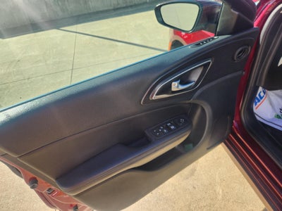 2017 Chrysler 200 Limited Platinum