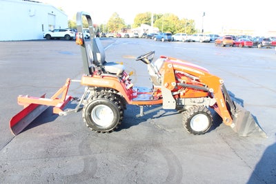 2017 MASSEY FERGUSON GC1705 4X4 Base